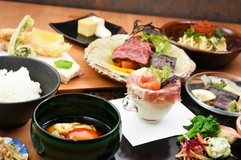 和と洋の料理人が、美山のゆばと旬のお野菜をふんだんに使った本格創作ゆば料理のコース。