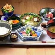 美山を中心とした京都の厳選大豆でつくられた上質なゆば料理が自慢。乾燥ゆばを砕いて衣にした旬の素材の「天ぷら」、丹波産黒豆のゆばとの食べ比べができる『重ねゆば食べ比べ』など、様々な味わいが楽しめます。