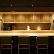 お昼はお店名物の『ゆばめし』や『豆乳鍋』など色々な味わいが楽しめる数々の湯葉料理を取り合わせたコースが人気です。友人やカップルで気軽に訪れるのに最適。夜は落ち着いた空間で大切な人と本格的な懐石料理を。