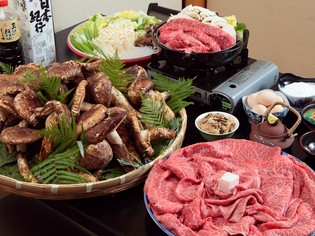 店の代名詞でもある名物『あばれ食い』で、松茸と近江牛を存分に