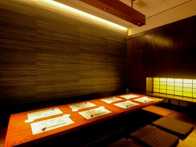 掘りごたつの個室あり。食通の方をお招きしても喜ばれる一軒