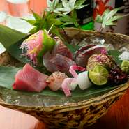 関西最大級「大阪木津卸売市場」で厳選仕入れしている鮮魚。泉州や和歌山の浜から持ち込んだ新鮮な旬魚を提供しています。
