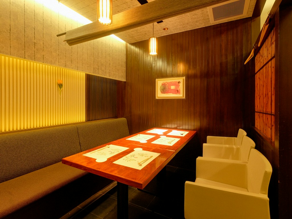 接待、会食にも最適なお部屋をご用意。お気軽に御問合わせを