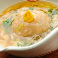 【日本料理　重乃井】の店主黒川氏に太鼓判を貰った逸品です。蓮根を丹念に練り込んでいるので、モチっとした口当たり。湯葉あんであっさりと味わっていただけます。
