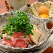 『黒毛和牛筍の木の芽鍋』には、九州産、徳島、京都、泉州などその時に良い、その時期に美味しい筍を厳選して使用。毎朝、2つの市場を巡り仕入れる季節の食材を、お楽しみいただけます。