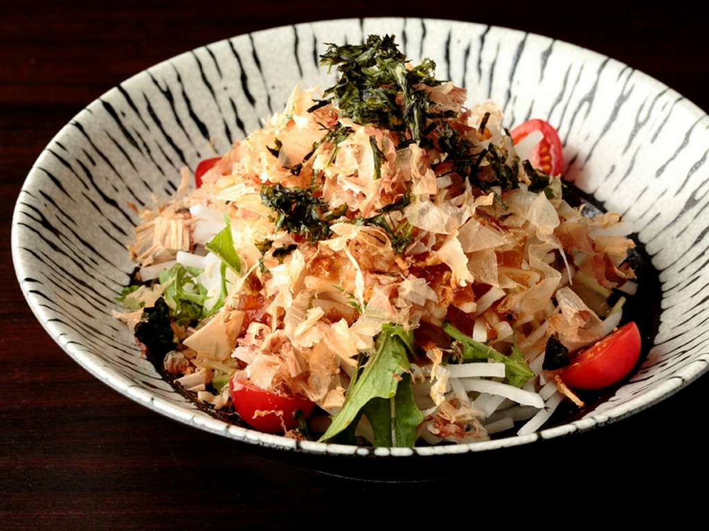 ふんわりと蒸した鶏のだしとコクのあるドレッシングが相性抜群な『鴻ところサラダ』