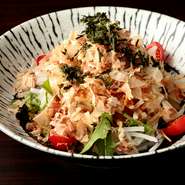 蒸し鶏と大根のサラダ。旨みたっぷりのジューシーな鶏肉とパリッとした大根の絶妙な組み合わせ。サッパリとした素材にこっくりとした厳選トリュフのドレッシングがよく合います。