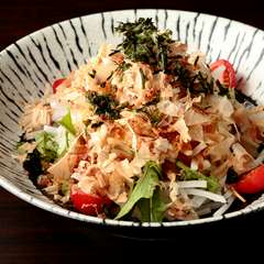 ふんわりと蒸した鶏のだしとコクのあるドレッシングが相性抜群な『鴻ところサラダ』