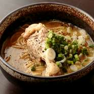長い時間をかけ鶏ガラを煮込んだという旨味タップリの濃厚なスープがたまりません。水炊き屋での経験があるという店主ならではの絶品スープに細麺が良く合う、〆にオススメの一品。