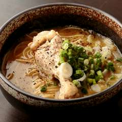 鶏の旨みたっぷりのスープが細い麺によく絡んでどんどん箸が進みます『鴻そば』