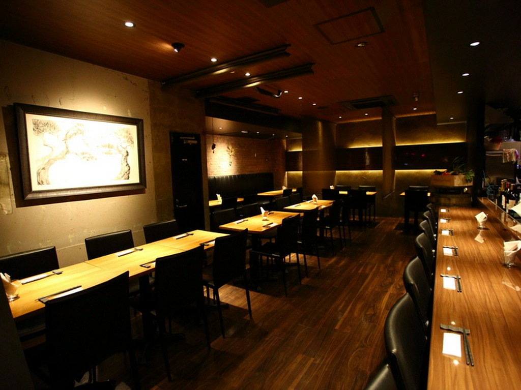 二人の距離を縮める落ち着いたカウンター席でステキ夜を