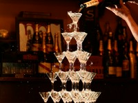 頂上のグラスから注ぎ込む人気のパフォーマンス『シャンパンピラミッド』
