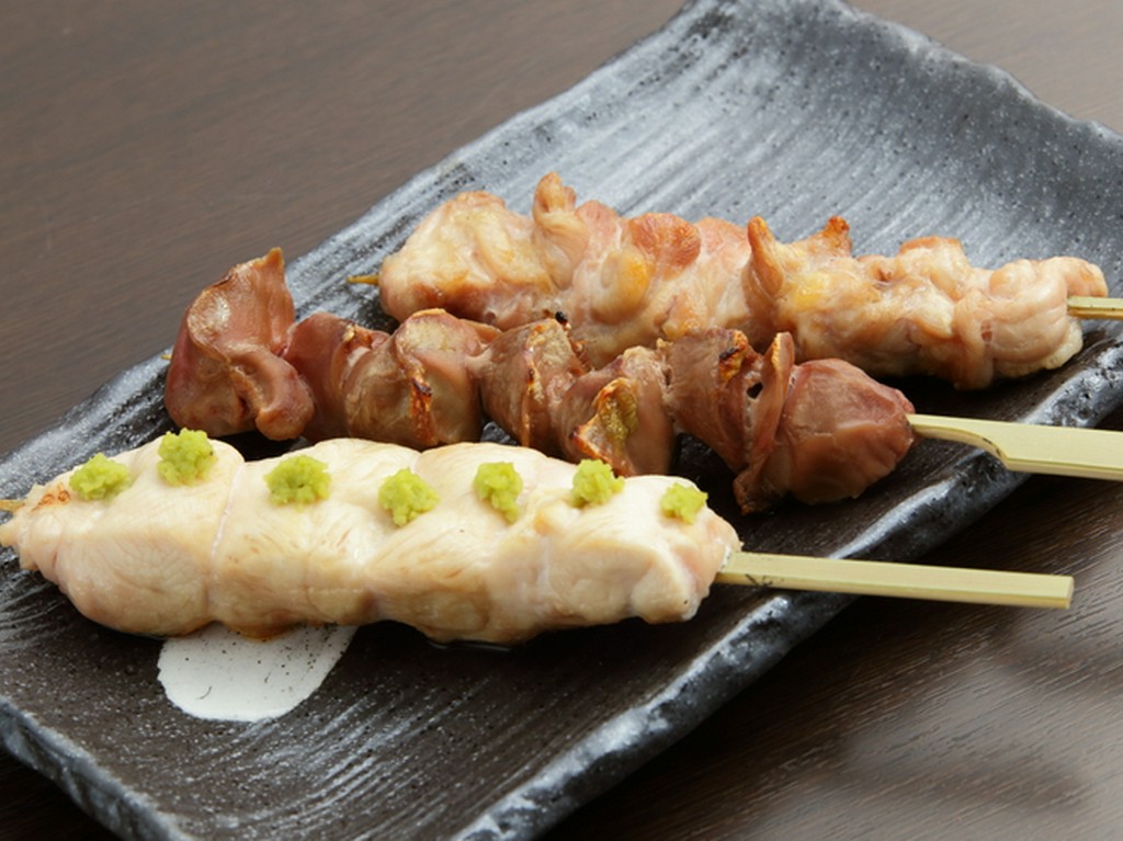 一本一本串打ち。じっくり焼いてジューシーに仕上げた、でかうま『焼鳥』