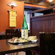 その時期ごとに美味しい日本酒を選りすぐり、常時12種類ほどを提供。甘口から辛口まで揃うので、自分好みのお酒が見つかります。日本酒のほか、焼酎も芋、麦、黒糖、米などを幅広く用意しています。