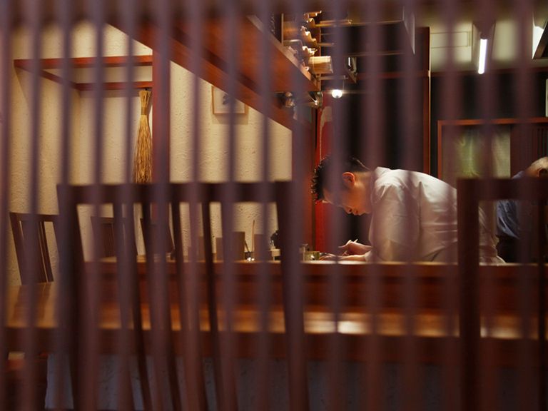 静かな通りに面する弁柄色の京町家。店内は寛ぎ感たっぷり