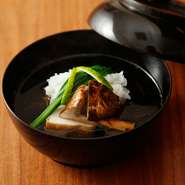 羅臼産昆布4、利尻産昆布6の比率で。店で削る枕崎の本枯れ節からとられる出汁は、すっきりとした中に豊かな風味。