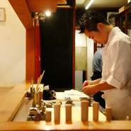 お客様同士がいつの間にか和気あいあいとなっている。当店はそんなお店です。私自身もお料理の説明をし、お酒をお選びすることなどを通して、お客様とのふれあいを大切にしたいと思っています。