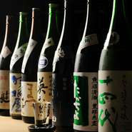 日本酒は全国各地から１２０種類にも及び、幅広いラインで取り揃えられています。『三種飲み比べセット』で日本酒の美味しさを追求してみては。燻製料理と合わせて堪能できます。
