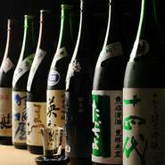 日本酒は全国各地から１２０種類にも及び、幅広いラインで取り揃えられています。『三種飲み比べセット』で日本酒の美味しさを追求してみては。燻製料理と合わせて堪能できます。
