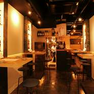気軽に日本酒を楽しめ、カウンター席や小高い腰かけが用意された店内は、スタイリッシュでオシャレな空間。居心地の良い適度な距離感で、隣の席の方と会話が弾みそうです。
