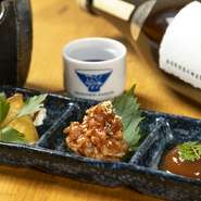 真っ先に頼んでいただきたいスタートメニュー！
日本酒にぴったりの珍味を豊富にご用意。極上のあてと選りすぐりの日本酒で酔いしれる、お料理に合うお酒を探してみてください。季節酒と合わせてもどうぞ。