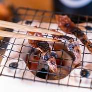 リピーター多数！七輪でじっくり焼き上げたホタルイカ。飲み会の終盤に欲しくなる一品です。お好みの焼き加減でお召し上がりください。