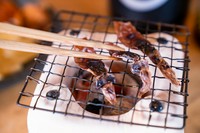 リピーター多数！七輪でじっくり焼き上げたホタルイカ。飲み会の終盤に欲しくなる一品です。お好みの焼き加減でお召し上がりください。