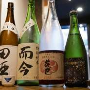 当店は全国各地の日本酒を常時約120種類ご用意。定番からあまり出回らない珍しい銘柄まで幅広くございます。お好みをお伝えいただければ、厳選したおすすめの日本酒を3種飲み比べでご提供。