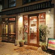 国道から一つ路地に入った住宅街にひっそりと佇む、ガラス張りで開放感のあるつくりの【ワイン食堂OWVO】。木の温もりを感じられるお洒落な空間でゆったりと、イタリア料理とワインを堪能できます。