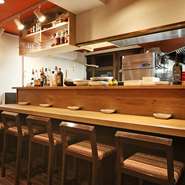 カウンター席が6つあり、一人でもフラッと気軽に入れいます。しっかりと食事を楽しみたい方はもちろん、手軽な一品料理も多数あり、ワインをメインに楽しみたい人にもぴったりです。