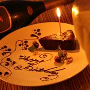 大切な人の誕生日や記念日にもぴったりなお洒落なお店【ワイン食堂OWVO】。事前に相談すれば、メッセージを添えたデザートプレートも用意してくれます。