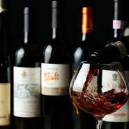 料理に合う、多種多様なワインを厳選している【ワイン食堂OWVO】。どれにしようか迷ったら、相談してみるのもよいかもしれません。料理とワインの素敵なマリアージュを満喫できます。