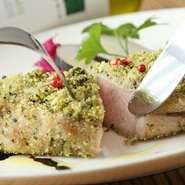 タピオカを食べて育ったやわらかな肉質の健美豚を使用。低温でじっくりと火を通しているので、肉の旨みが中にギュッと詰まっています。