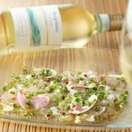 その日に市場から仕入れた旬魚でつくる、さっぱりとした風味の一品です。プリプリとした食感と新鮮な魚の旨みは、ワインとも好相性！　