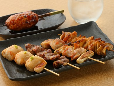 コリコリでふわふわのつくねが自慢の『焼き鳥盛り合わせ』
