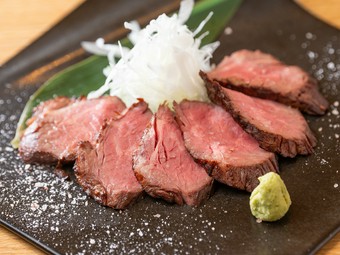 お酒のお供に『特選牛サガリの炙りたたき』