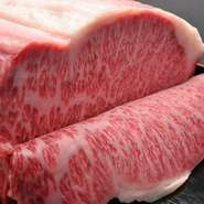 A5ランクのブランド牛
A５ランクとは［肉色の光沢・脂肪の光沢・霜降度合・キメと締まり・歩留り］
すべてが最高ランクのみに与えられる最高の肉。