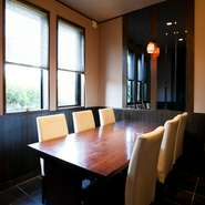 接待やご会食にお使いいただける個室をご用意しております。コース料理も数種ございますので、ご予算や用途にあわせてお選び下さい。別館の「奏」は56席ございますので、大規模な集りにも対応可能です。