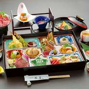 少人数から最大で56名までの集いに利用できる個室は、法要をはじめとする様々なシーンに利用可能。落ち着いた雰囲気の中で季節の料理をいただきながら、故人を偲びぶ大切なひと時を過ごせます。（各種4860円から）