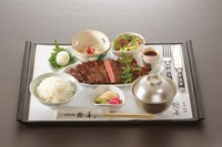 厳選された国産牛使用。
・サラダ ・小鉢
・ご飯 ・汁もの
・お漬物
