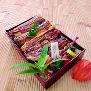 関西風とは違い、白焼きしてから蒸し上げますので、20分少々お時間をいただきます。
・肝吸い　・小鉢
・お漬物

特上（1本分・330g～340g）：4,500円
並（1／2ハーフカット・160g～180g）：2,880円

※写真は並