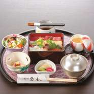 厳選素材を盛り込んだ高級感溢れる。
この絶品は信頼の一品。
・小鉢　　・サラダ
・蒸し物　・汁もの
・お漬物