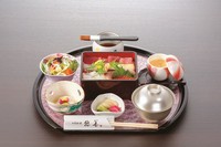厳選素材を盛り込んだ高級感溢れる。
この絶品は信頼の一品。
・小鉢 ・サラダ
・蒸し物 ・汁もの
・お漬物