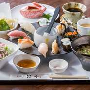 職人技が織りなす美食。選び抜かれた新鮮な食材に舌鼓。
・小鉢　　・サラダ
・蒸し物　・天麩羅
・うどん
※仕入れの都合により、内容が変更となる場合がございます。