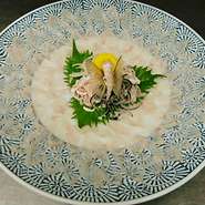 日向灘の波の荒い黒潮で育った、肉厚で旨味があふれる天然とらふぐ。たっぷりの薬味でお楽しみいただけます。