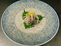 日向灘の波の荒い黒潮で育った、肉厚で旨味があふれる天然とらふぐ。たっぷりの薬味でお楽しみいただけます。