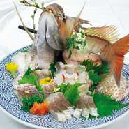 桜（全6品）　鯛のおつくりなど新鮮な食材の良さを思う存分味わえるコース。産地にこだわった四季折々の素材を丁寧に調理した熟練の技で目でも楽しめる美しく味わい深い品々。
※季節によって内容が変わります。