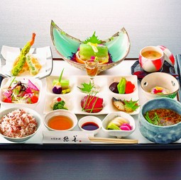 バラエティに富んだ豊富なメニュー。美味しさはもちろん、ヘルシーで体にやさしい『健彩セットA』(731kcal)