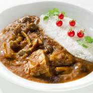 信州産の食材をふんだんに盛り込んだ、こだわりの一品。地元のきのこ生産者とのコラボで生まれた地元愛あふれるメニューです。
サラダ・スープ付き