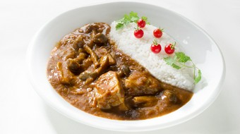 お肉ときのこの旨味が溶け込んだ『信州ポークときのこのスパイシートマトカレーセット（672kcal）』